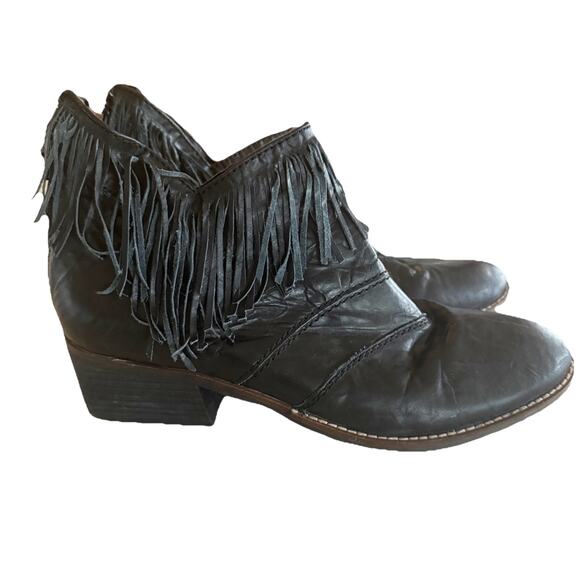 Two Lips Women 9 Black Leather Ankle Boots With Fringe - Picture 1 of 7